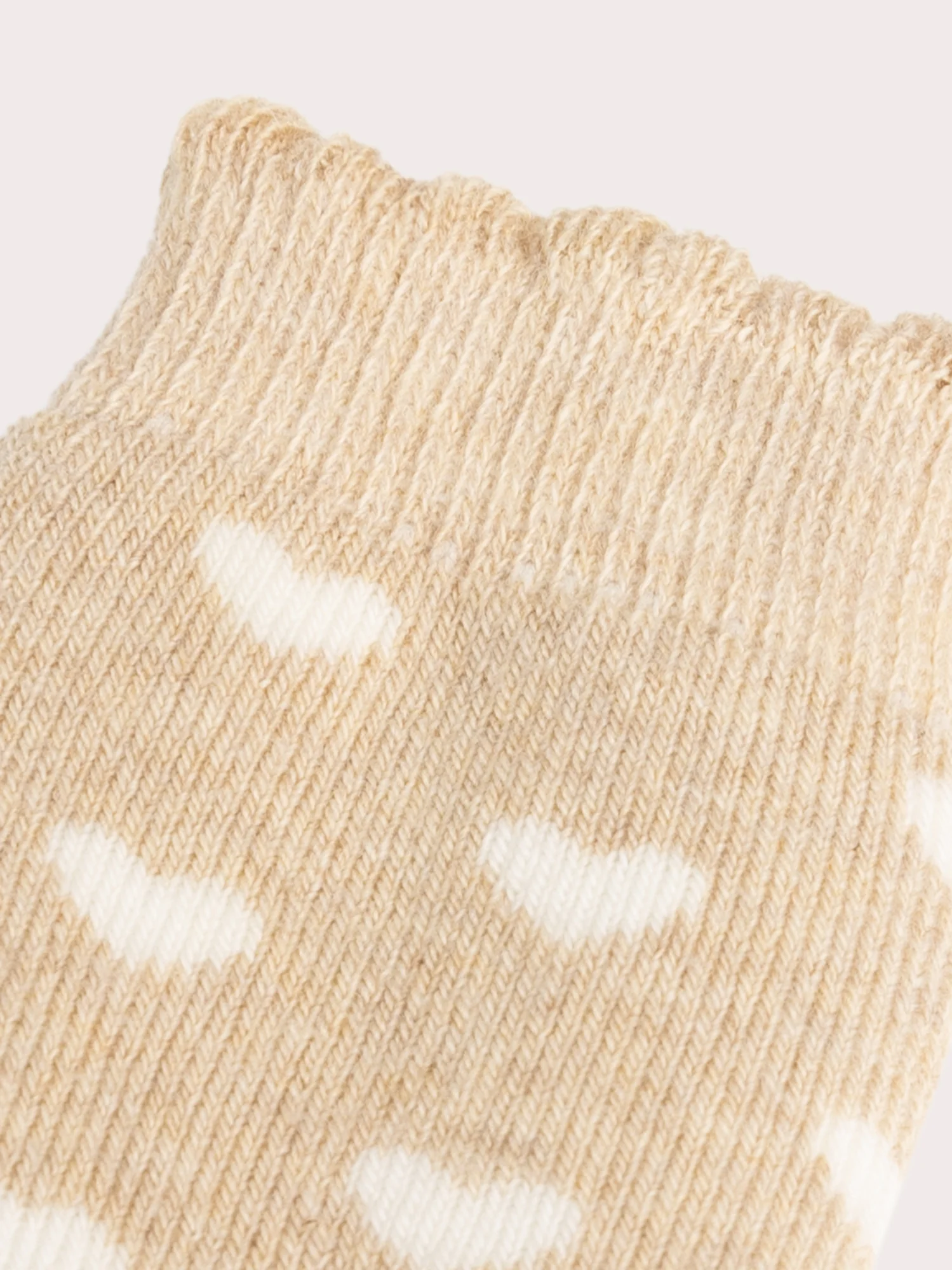 Chaussettes chaudes beiges à motif cœur pour bébé fille – Image 2