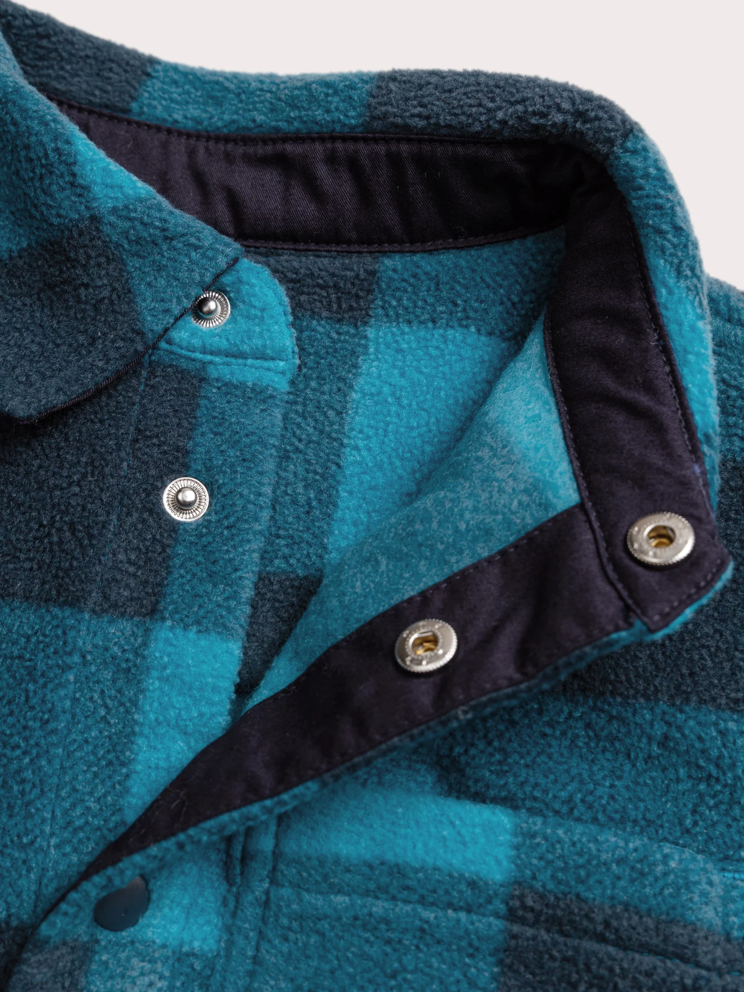 Chemise à carreaux noirs et bleus en polaire – Image 4