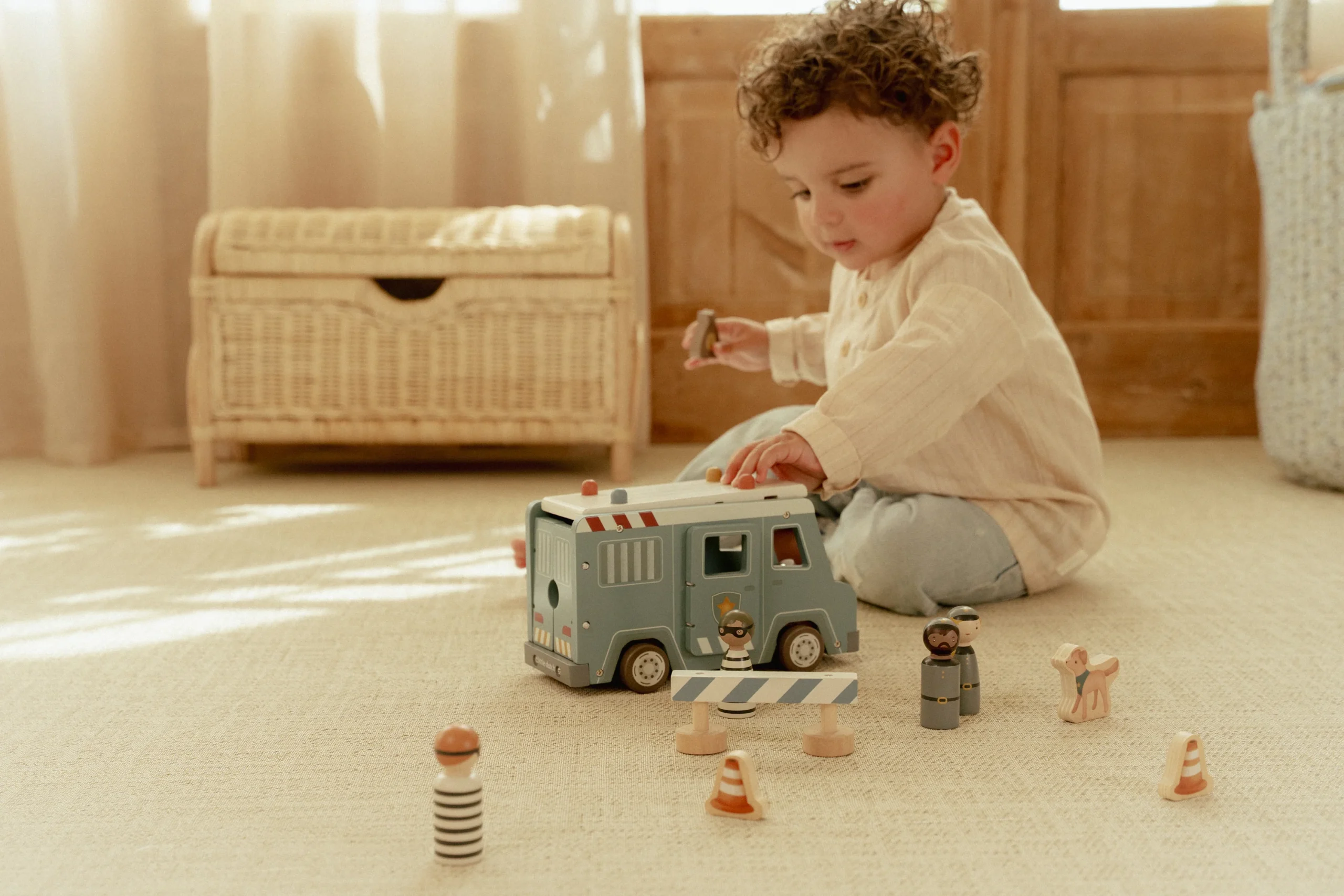 Fourgon de police en bois – Image 7