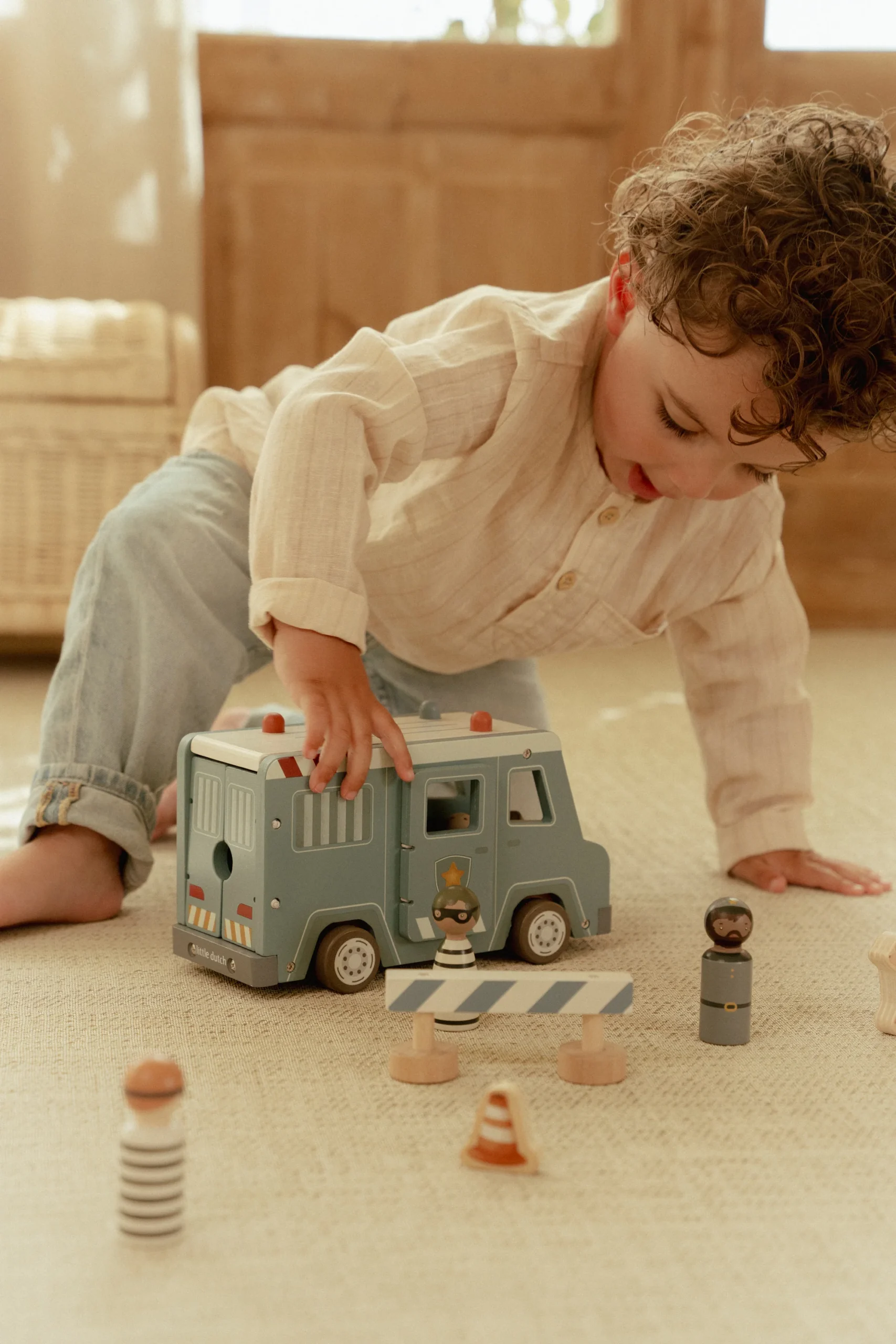 Fourgon de police en bois – Image 8