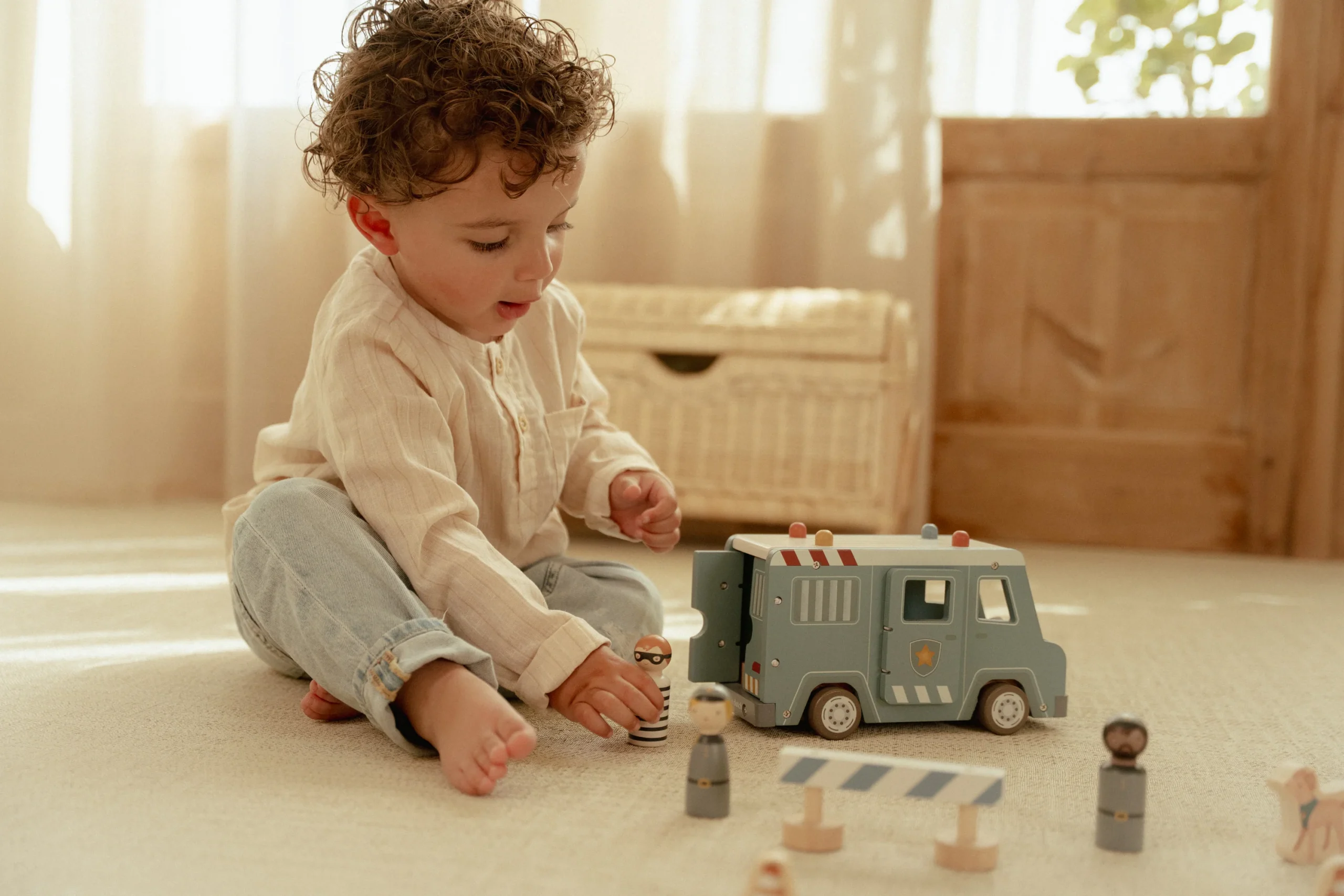 Fourgon de police en bois – Image 9